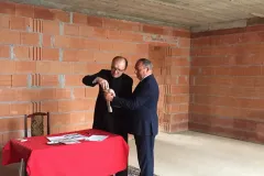 Bp Jan Piotrowski wmurował kapsułę czasu w ścianę budującej się plebanii 31.05.2018